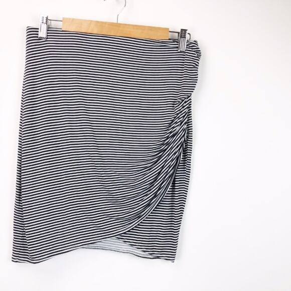 a.n.a Small NWT Womens Black White Striped Rouched Mini Skirt - Picture 2 of 6